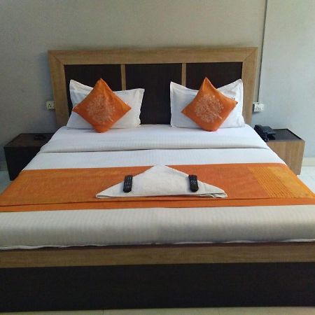 Hotel Samridhi Palace Juhi Bari Extérieur photo